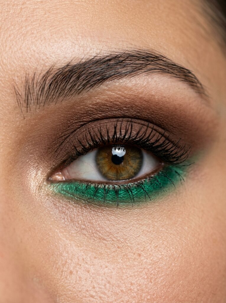 15 Fall Eyeshadow Combos That Make Your Eyes Pop chocolate and emerald eyeshadow combo