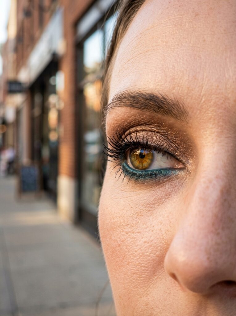 teal and bronze eyeshadow combo on hazel eyes